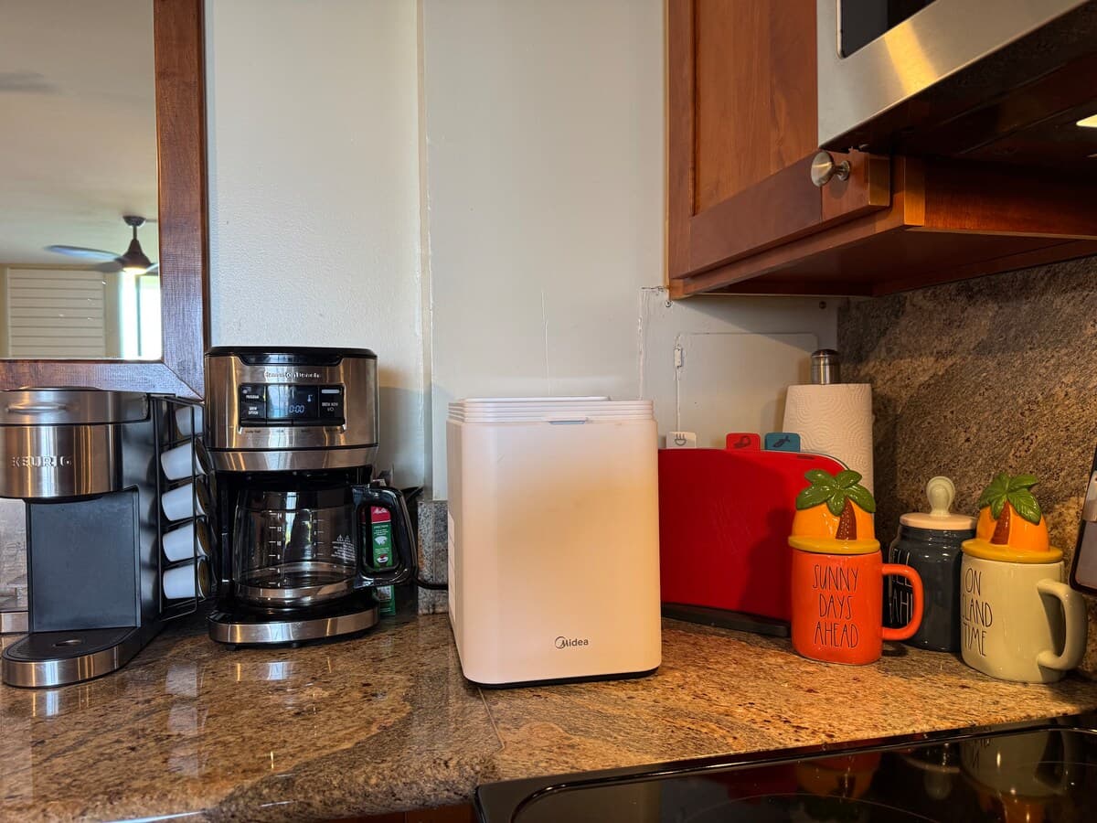 Condo in Lahaina · ★4.9 · Studio · 2 beds · 1 bath - Photo 5