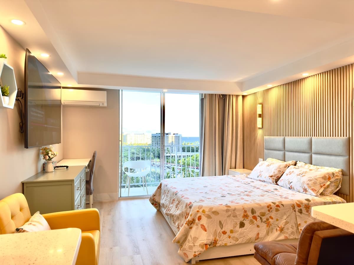 Condo in Honolulu · ★4.92 · Studio · 2 beds · 1 private bath - Photo 2