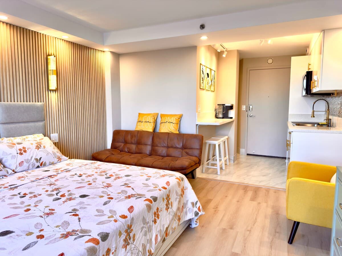 Condo in Honolulu · ★4.92 · Studio · 2 beds · 1 private bath - Photo 3