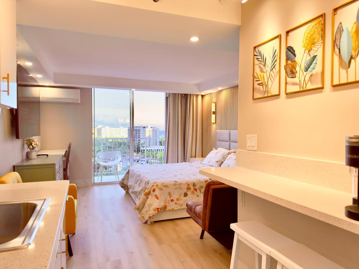 Condo in Honolulu · ★4.92 · Studio · 2 beds · 1 private bath - Photo 1