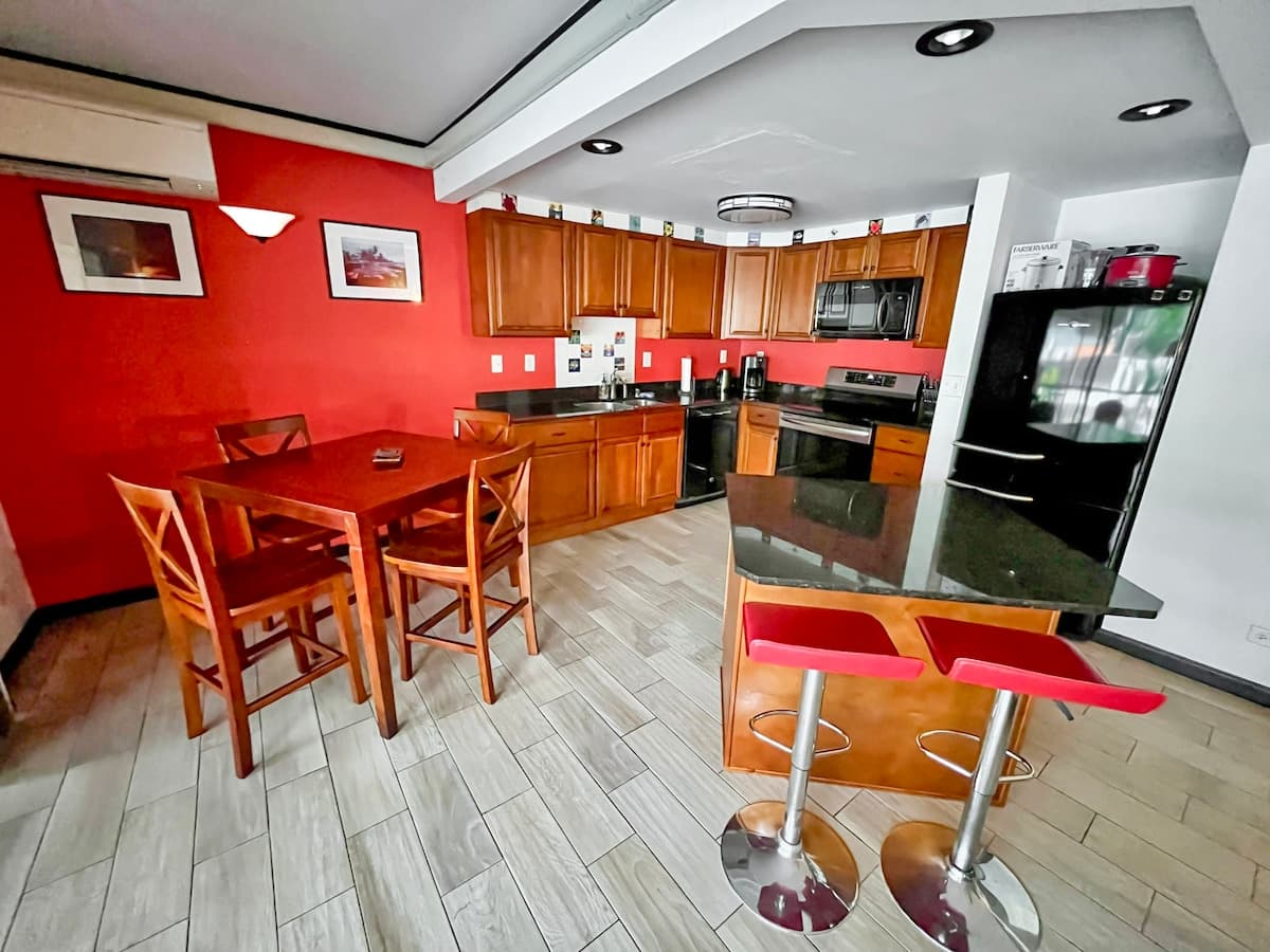 Condo in Kailua-Kona · ★4.88 · 2 bedrooms · 2 beds · 2 private baths - Photo 4