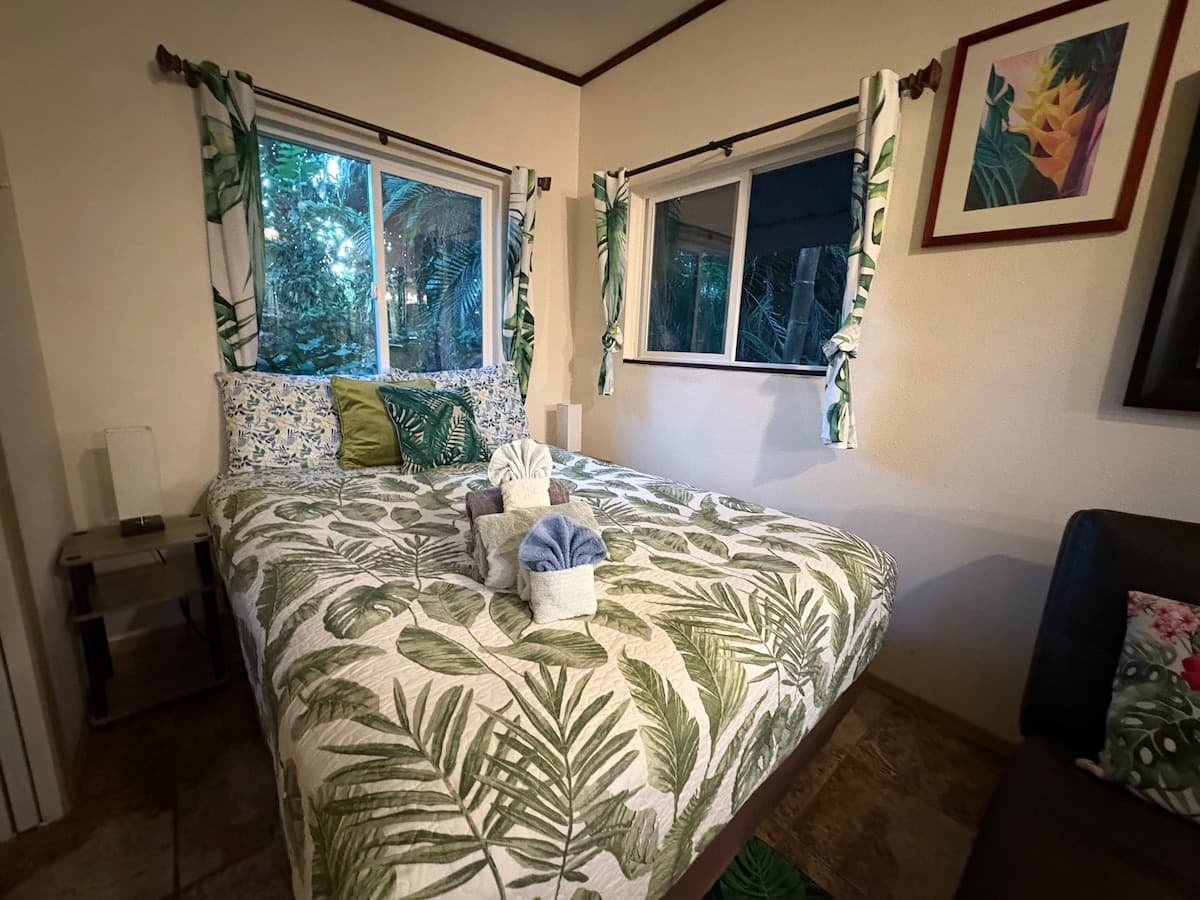 Guesthouse in Hilo · ★4.88 · 1 bedroom · 2 beds · 1 private bath - Photo 1