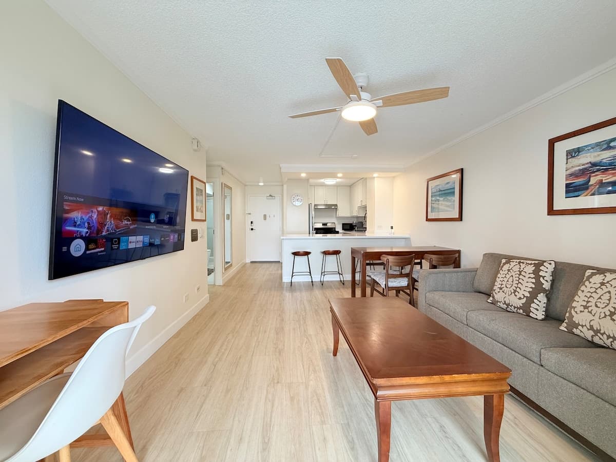 Condo in Honolulu · ★4.94 · 1 bedroom · 2 beds · 1 private bath - Photo 2