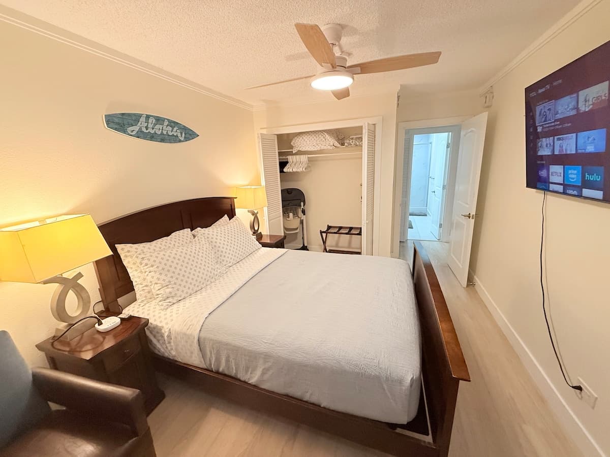 Condo in Honolulu · ★4.94 · 1 bedroom · 2 beds · 1 private bath - Photo 1