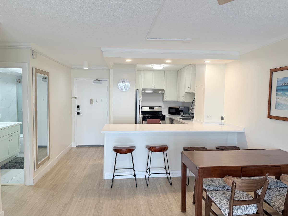 Condo in Honolulu · ★4.94 · 1 bedroom · 2 beds · 1 private bath - Photo 4
