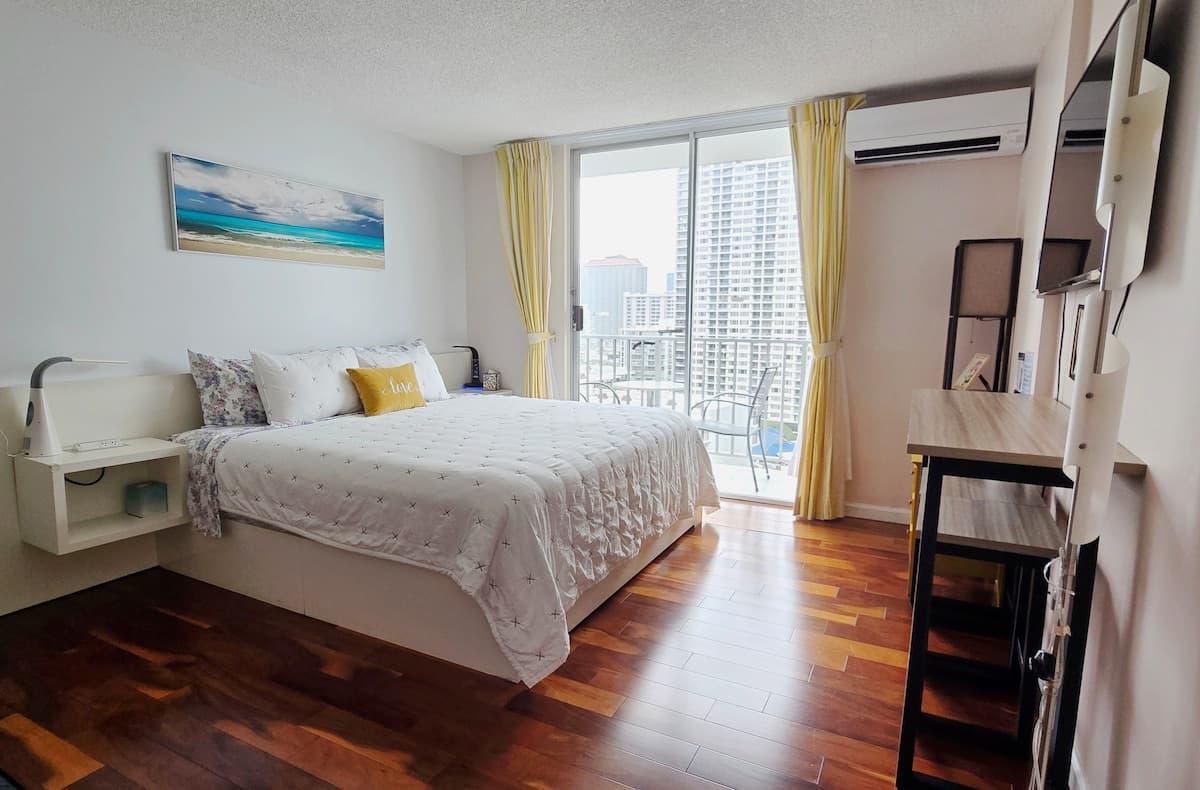 Condo in Honolulu · ★4.93 · 1 bedroom · 1 bed · 1 private bath - Photo 4