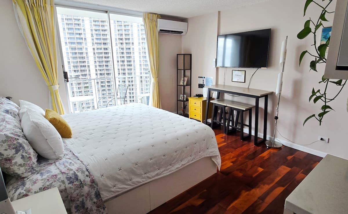 Condo in Honolulu · ★4.93 · 1 bedroom · 1 bed · 1 private bath - Photo 5