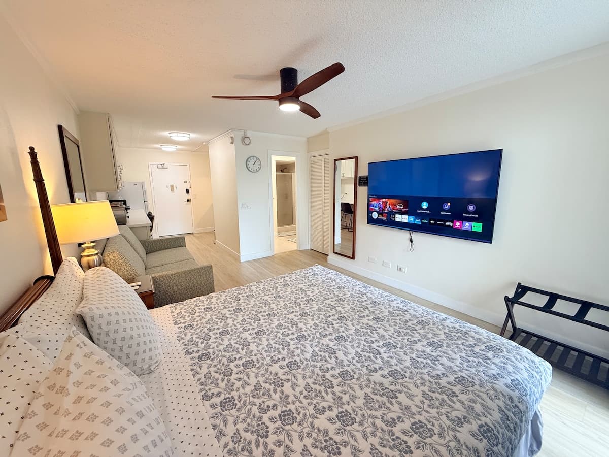 Condo in Honolulu · ★4.94 · 1 bedroom · 2 beds · 1 private bath - Photo 1