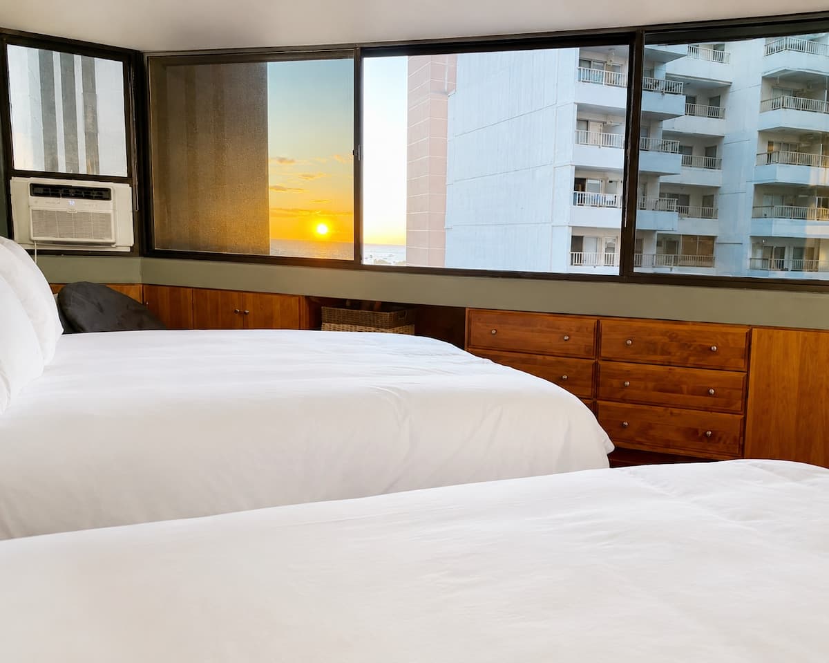 Condo in Honolulu · ★4.83 · 1 bedroom · 2 beds · 1 private bath - Photo 2