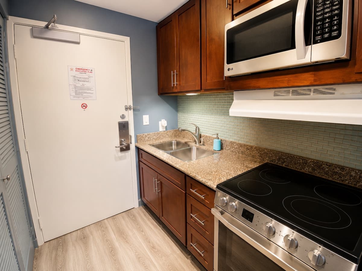 Condo in Honolulu · ★4.83 · 1 bedroom · 2 beds · 1 private bath - Photo 4