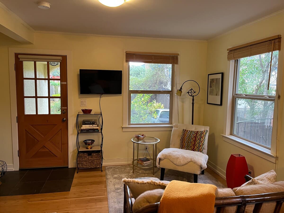 Adorable Garden Guesthouse - walk to downtown - Photo 4