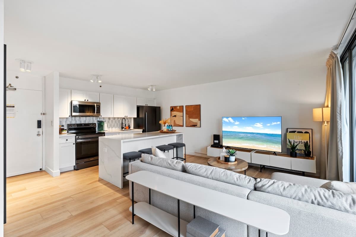 Condo in Honolulu · ★4.97 · 1 bedroom · 3 beds · 1 private bath - Photo 4