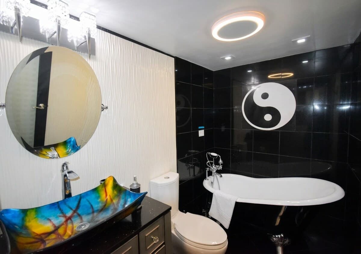 Place to stay in Honolulu · ★4.83 · 2 bedrooms · 4 beds · 2 private baths - Photo 4