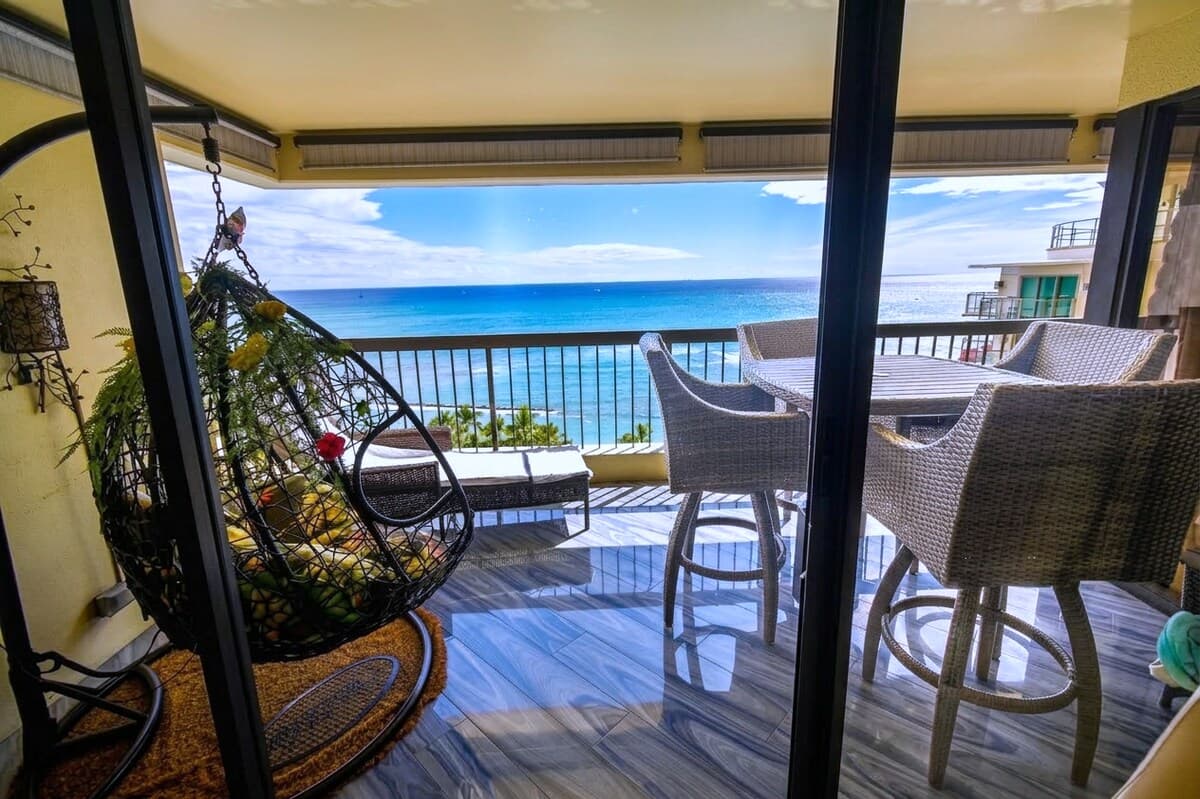 Place to stay in Honolulu · ★4.83 · 2 bedrooms · 4 beds · 2 private baths - Photo 5