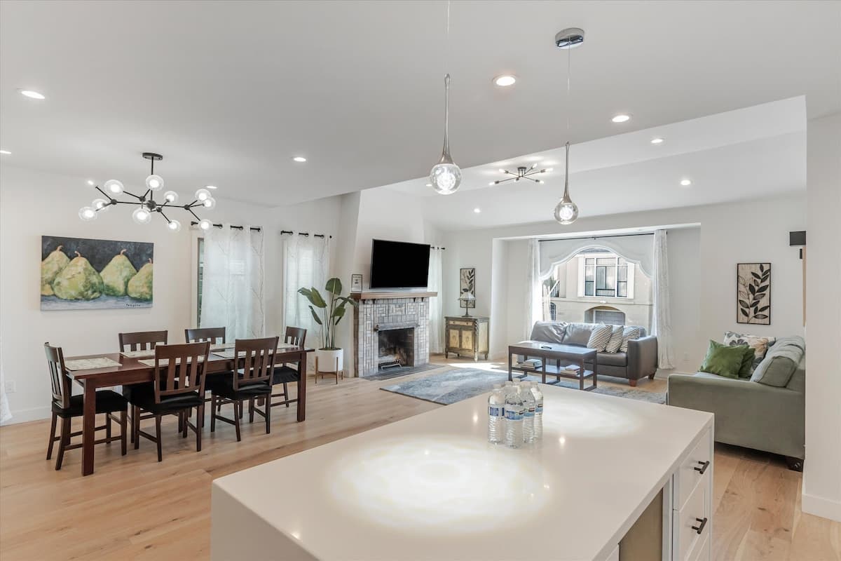 Newly Remodeled 3BR with Ocean View & Parking - Photo 4