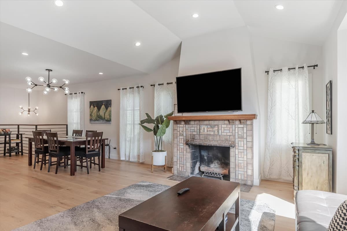 Newly Remodeled 3BR with Ocean View & Parking - Photo 3