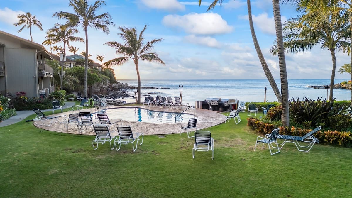Condo in Lahaina · ★4.96 · 3 bedrooms · 5 beds · 2 baths - Photo 3
