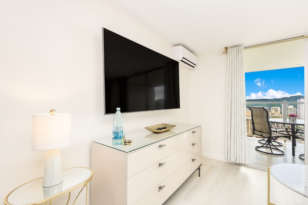 Condo in Honolulu · ★4.97 · Studio · 2 beds · 1 private bath - Photo 4