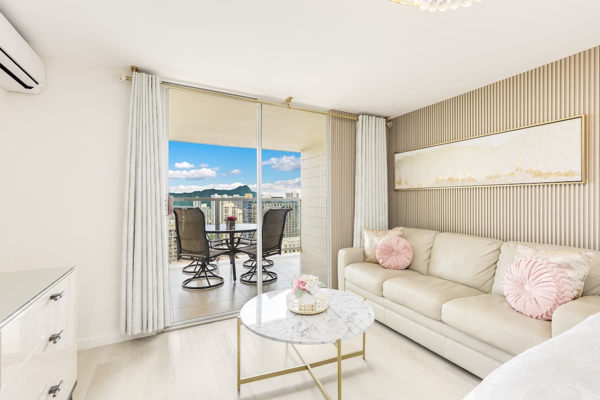 Condo in Honolulu · ★4.97 · Studio · 2 beds · 1 private bath - Photo 3
