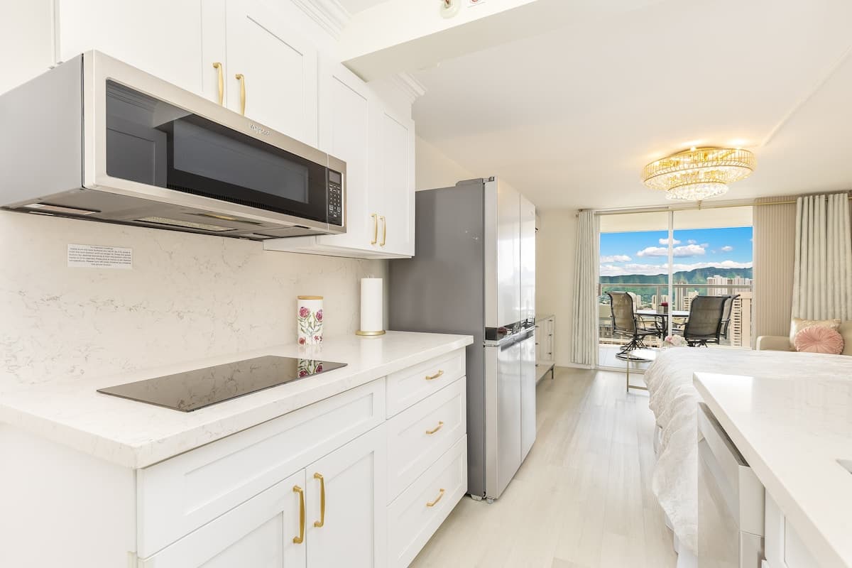 Condo in Honolulu · ★4.97 · Studio · 2 beds · 1 private bath - Photo 5