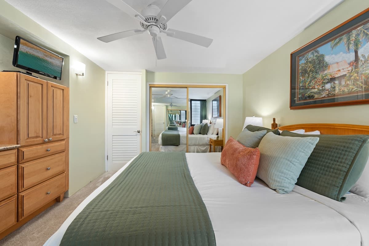 Condo in Lahaina · ★4.81 · 1 bedroom · 2 beds · 1 bath - Photo 4
