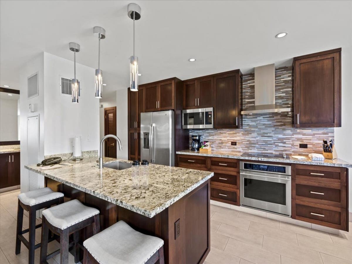Condo in Lahaina · ★4.94 · 2 bedrooms · 3 beds · 2 baths - Photo 5