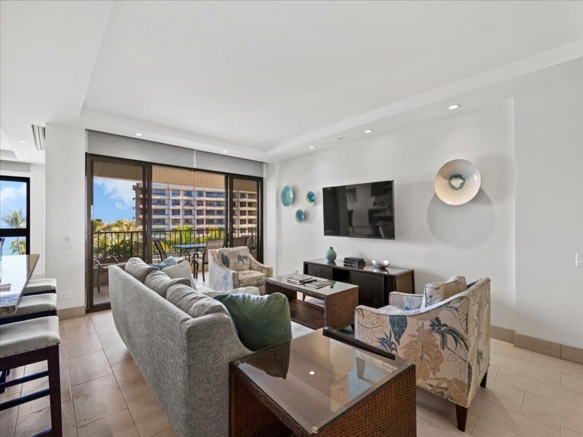 Condo in Lahaina · ★4.94 · 2 bedrooms · 3 beds · 2 baths - Photo 2
