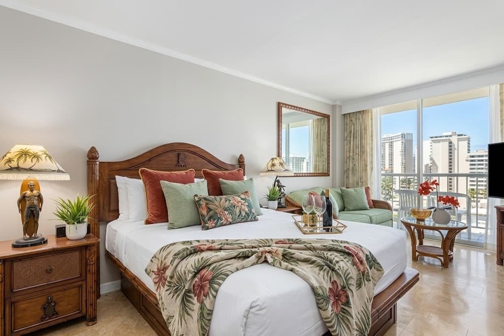 Waikiki Cozy and Spacious Studio with Balcony - Photo 3