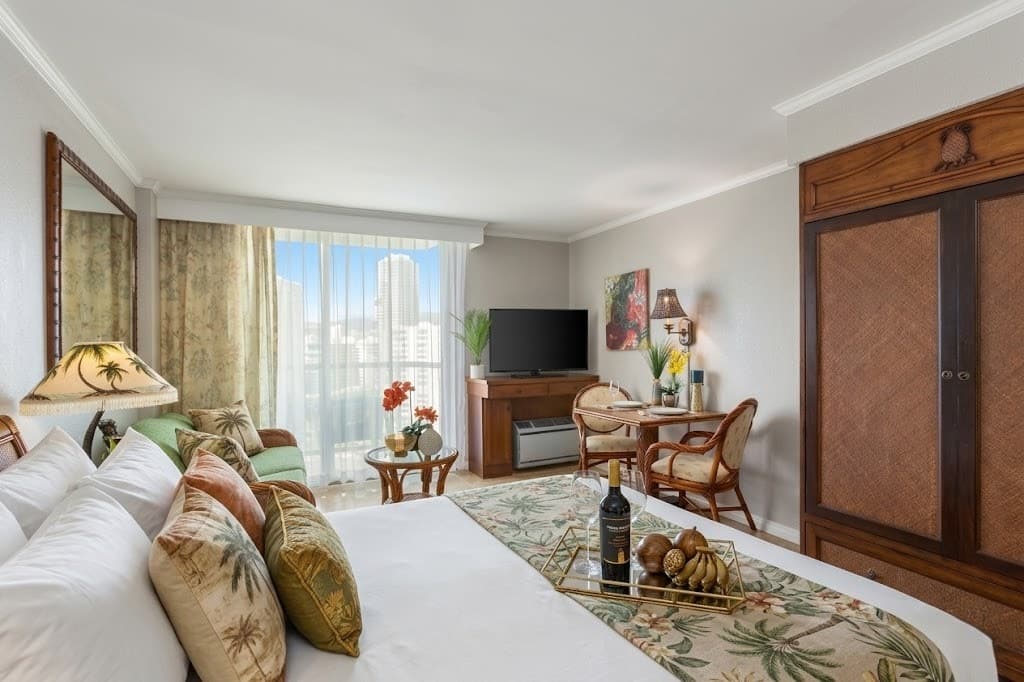 Waikiki Cozy and Spacious Studio with Balcony - Photo 2