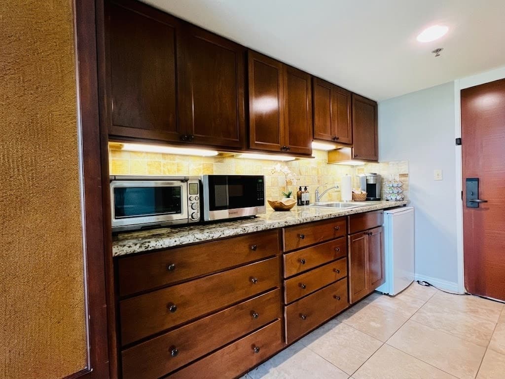 Waikiki Cozy and Spacious Studio with Balcony - Photo 5