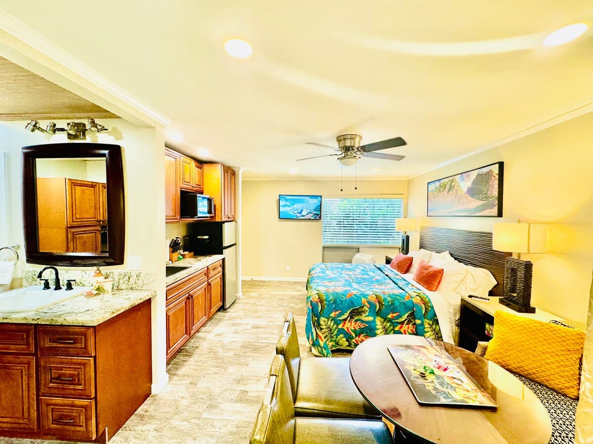 Tropical Paradise Studio unit with A/C & Washer/dr - Photo 2