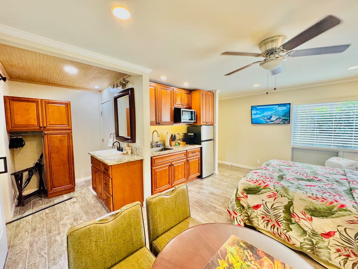 Tropical Paradise Studio unit with A/C & Washer/dr - Photo 4