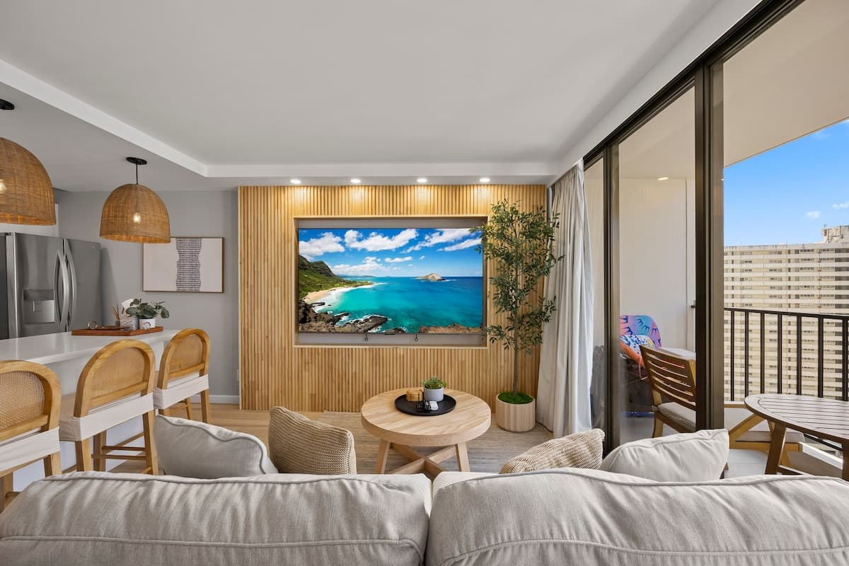 Condo in Honolulu · ★4.96 · 1 bedroom · 3 beds · 1 private bath - Photo 2