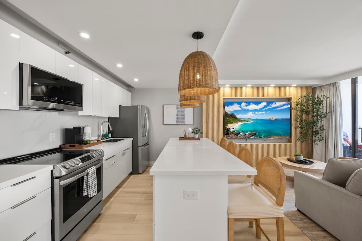 Condo in Honolulu · ★4.96 · 1 bedroom · 3 beds · 1 private bath - Photo 5
