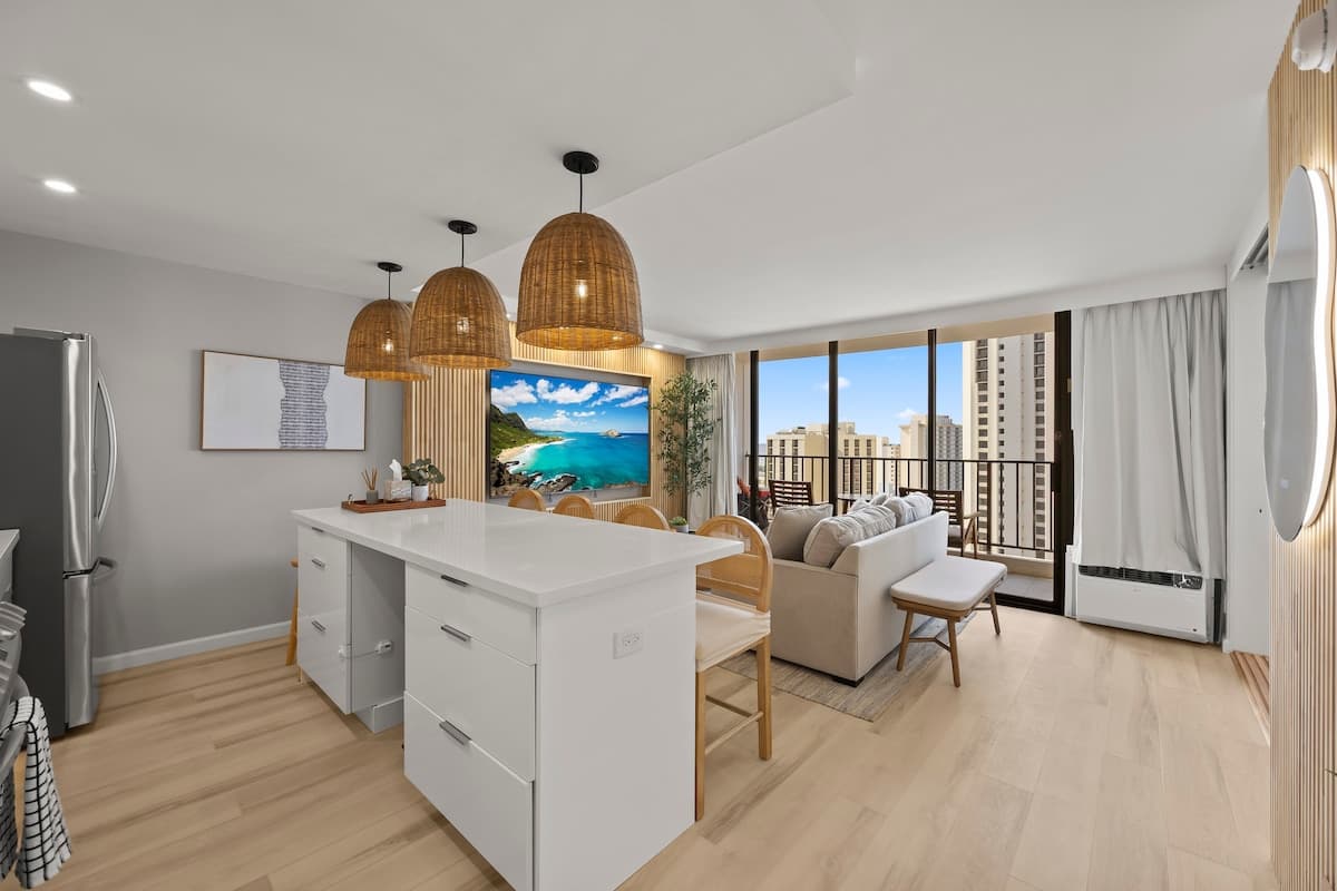 Condo in Honolulu · ★4.96 · 1 bedroom · 3 beds · 1 private bath - Photo 4