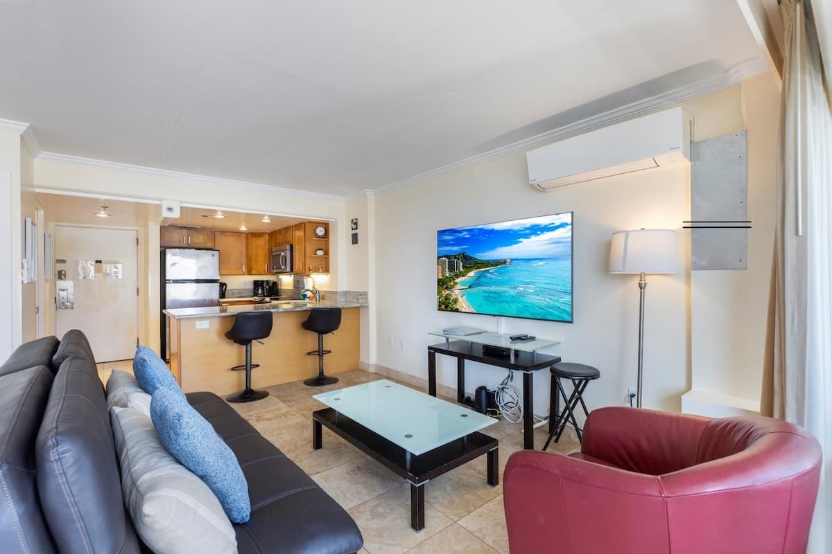 Condo in Honolulu · ★4.79 · Studio · 3 beds · 1 private bath - Photo 2