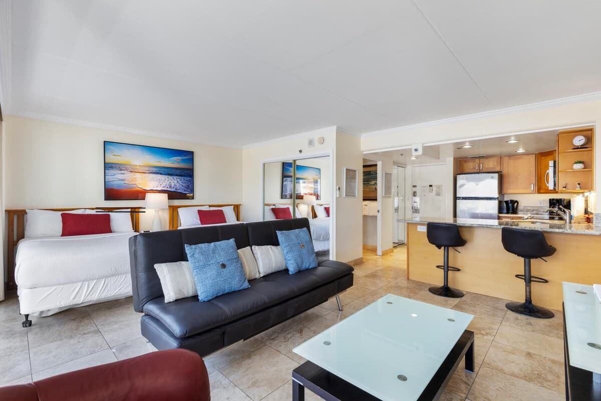 Condo in Honolulu · ★4.79 · Studio · 3 beds · 1 private bath - Photo 5