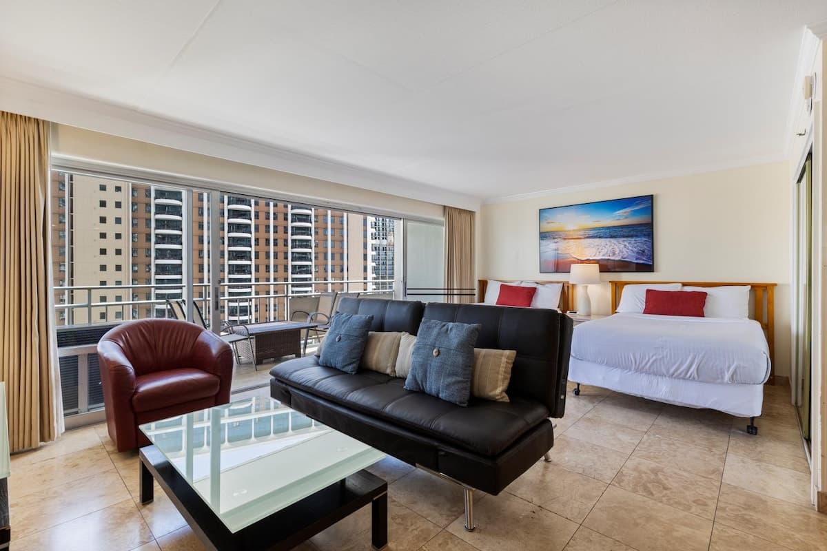 Condo in Honolulu · ★4.79 · Studio · 3 beds · 1 private bath - Photo 4
