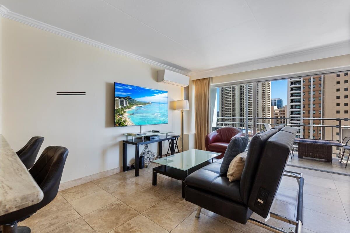 Condo in Honolulu · ★4.79 · Studio · 3 beds · 1 private bath - Photo 3