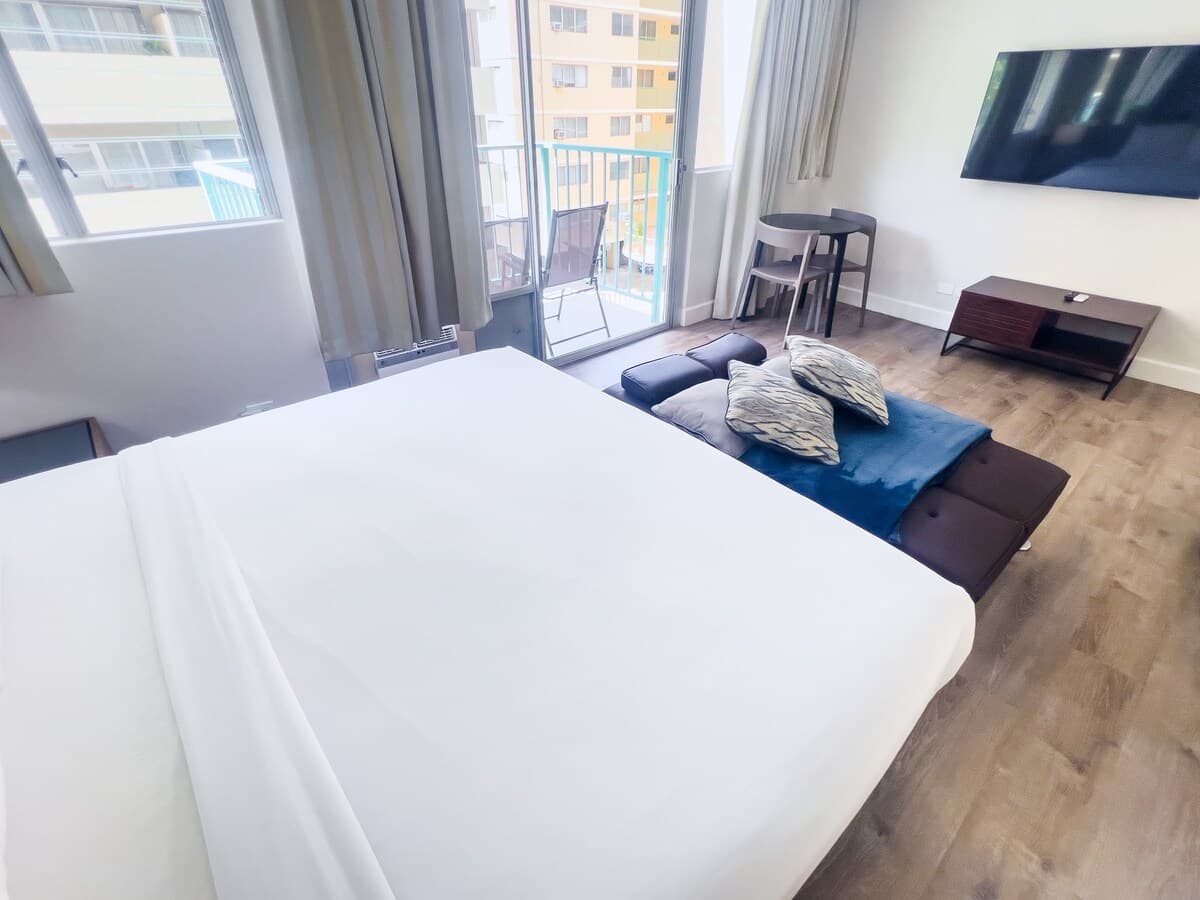 Condo in Honolulu · ★4.82 · Studio · 1 bed · 1 private bath - Photo 5