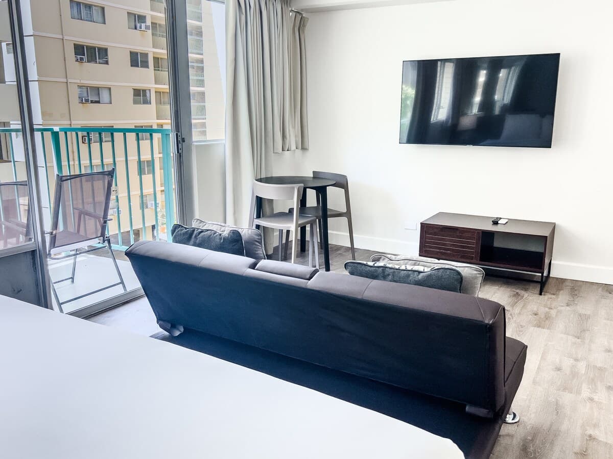 Condo in Honolulu · ★4.82 · Studio · 1 bed · 1 private bath - Photo 3