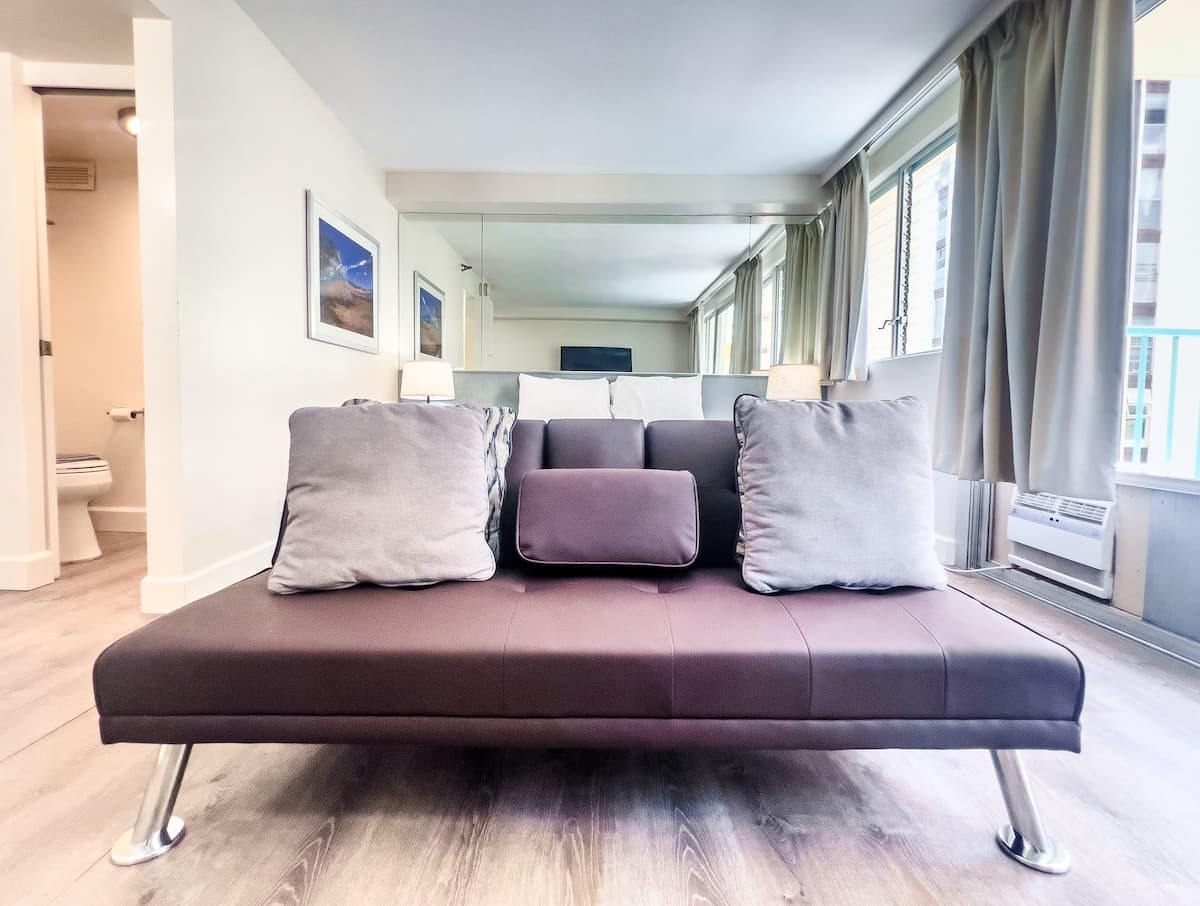 Condo in Honolulu · ★4.82 · Studio · 1 bed · 1 private bath - Photo 2