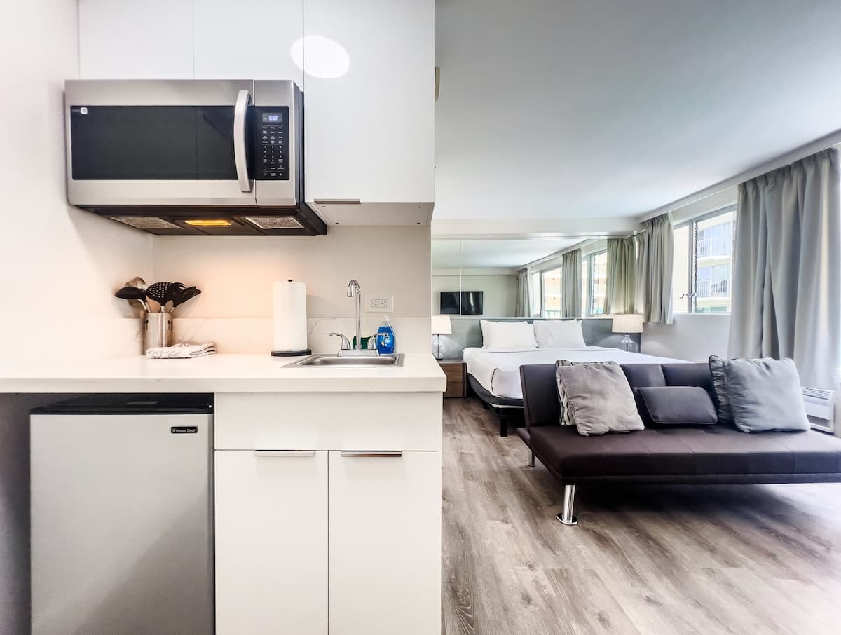 Condo in Honolulu · ★4.82 · Studio · 1 bed · 1 private bath - Photo 1