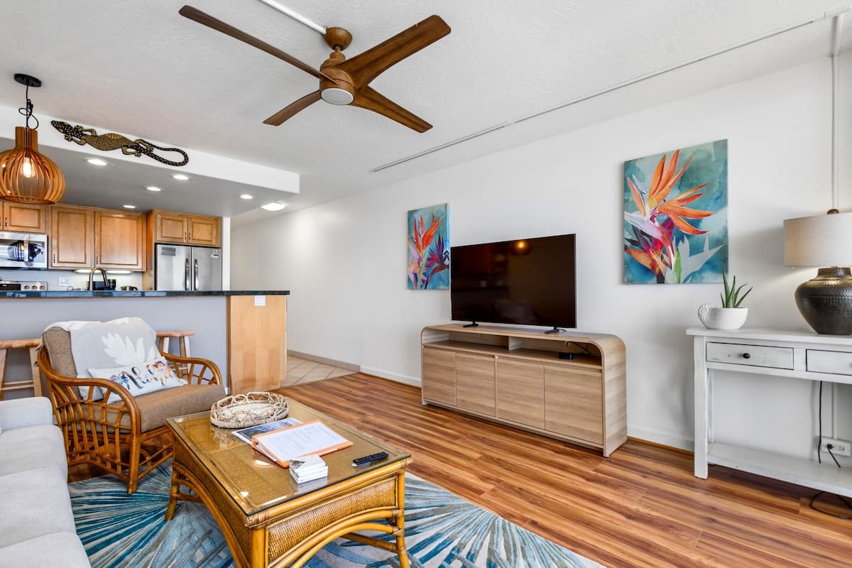Condo in Lahaina · ★4.92 · 1 bedroom · 2 beds · 1 bath - Photo 2