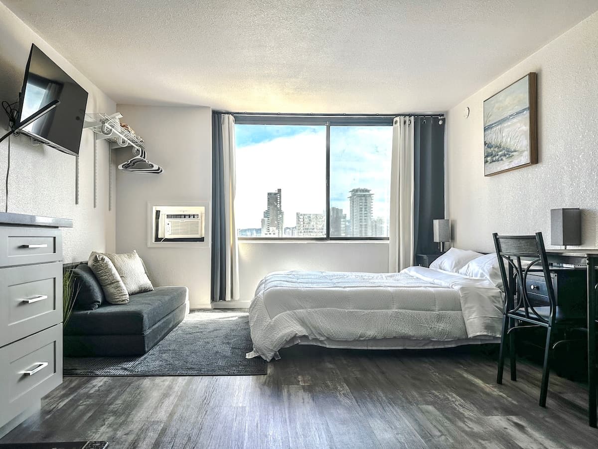 Waikiki Hawaiian monarch studio/No resort fee - Photo 1