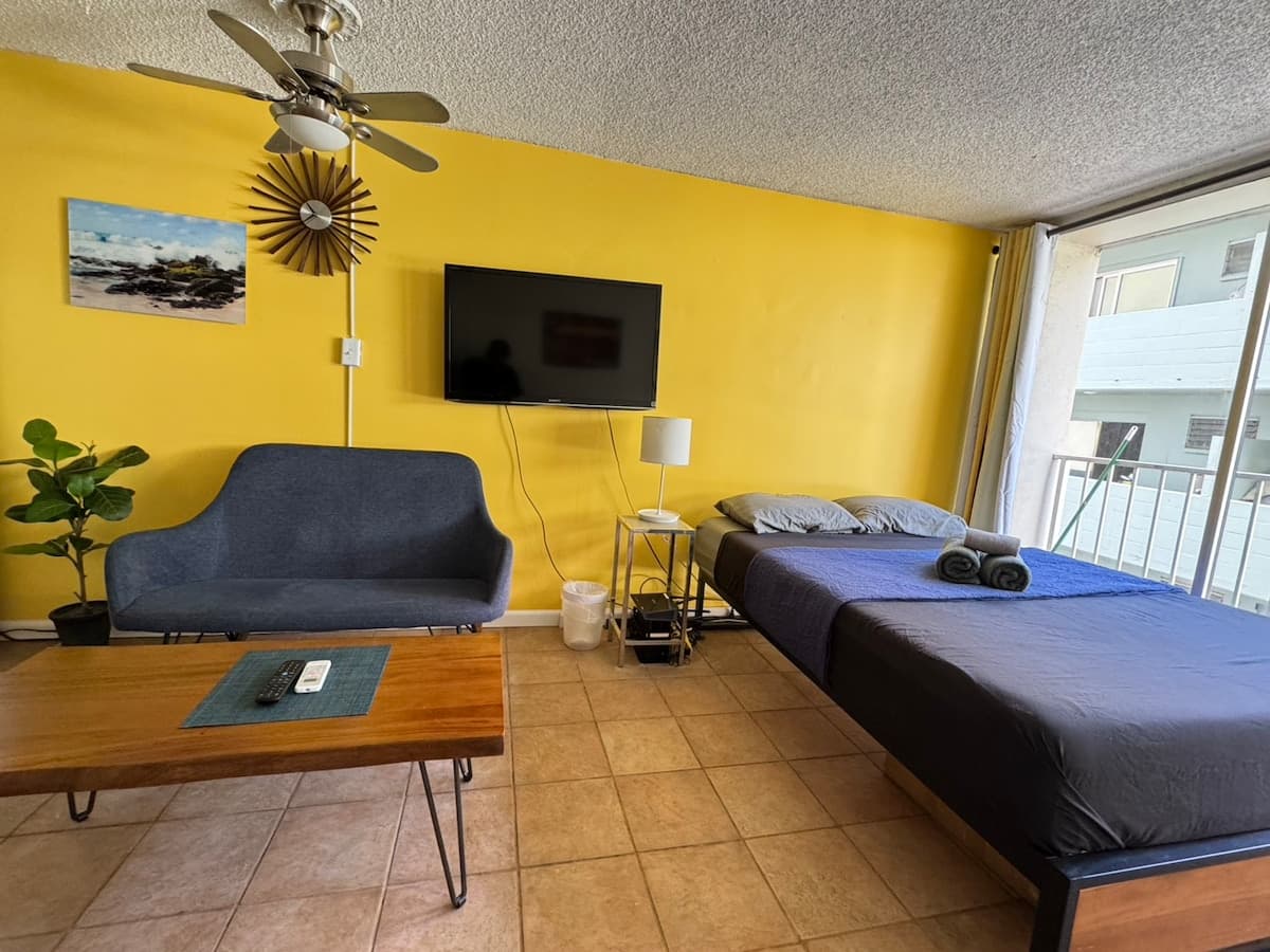 Condo in Honolulu · ★4.4 · Studio · 1 bed · 1 private bath - Photo 1