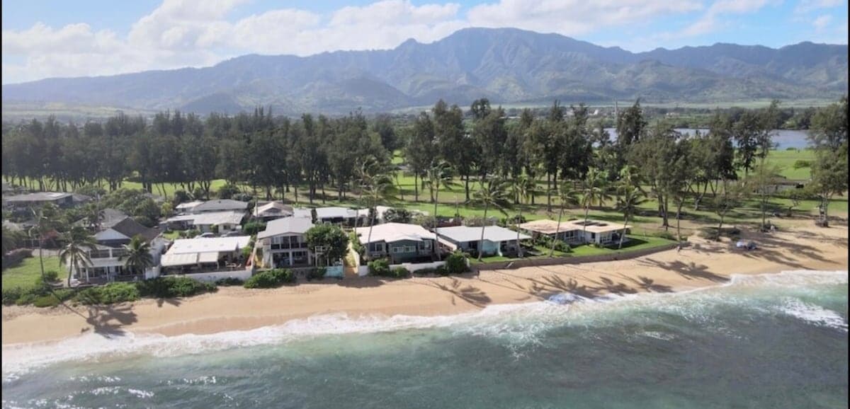 Home in Haleiwa · ★4.97 · 2 bedrooms · 2 beds · 1 private bath - Photo 2