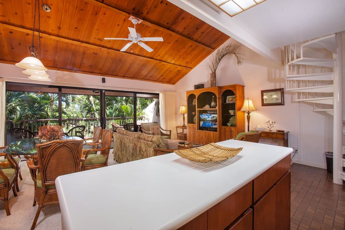 5 Bedrooms, Walk to Beach, Pickleball, A/C, Pool - Photo 3