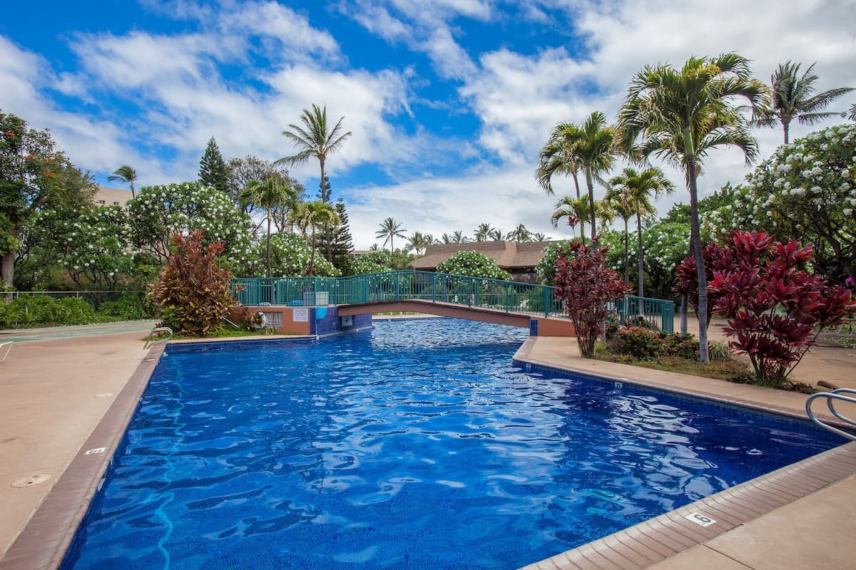 5 Bedrooms, Walk to Beach, Pickleball, A/C, Pool - Photo 1
