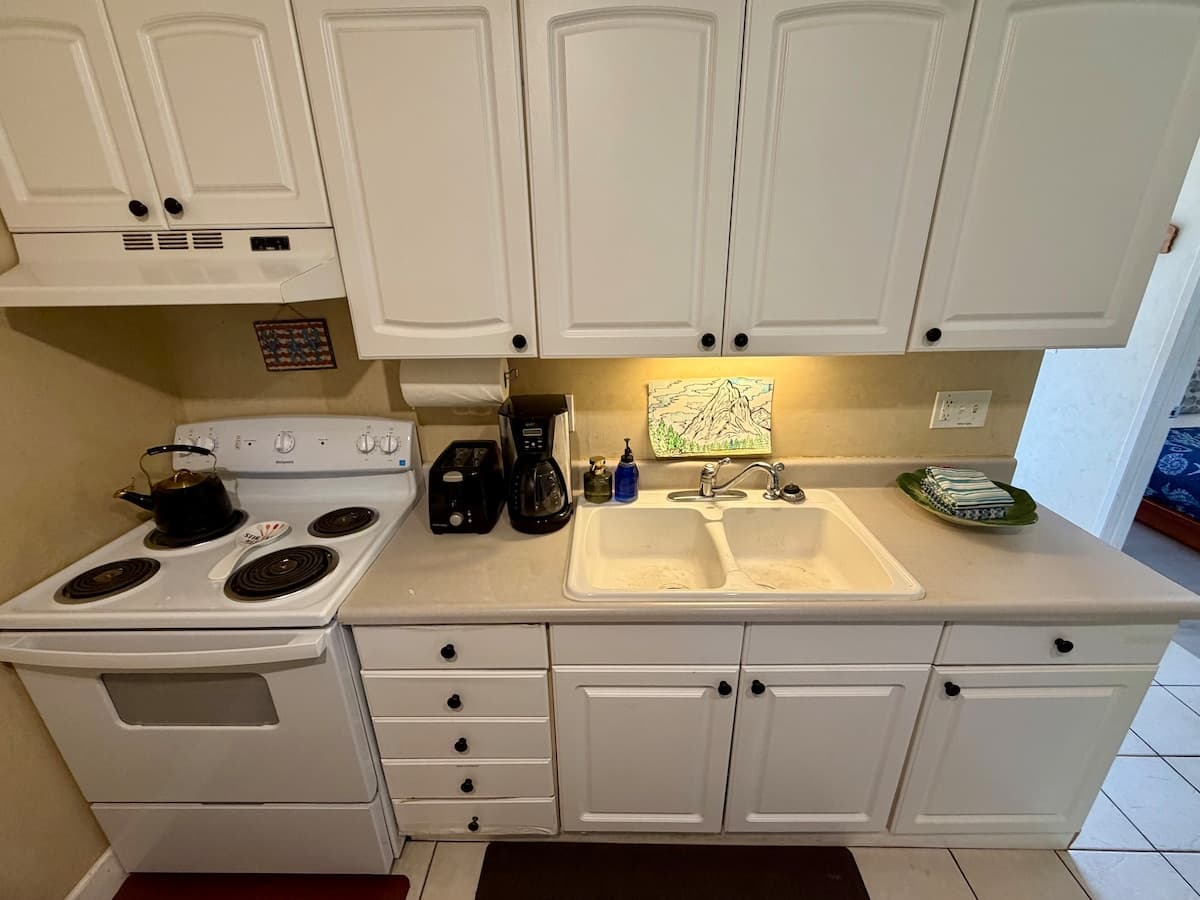 Condo in Lahaina · ★4.73 · 2 bedrooms · 2 beds · 1 bath - Photo 3